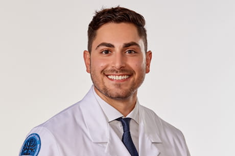 Stephan Aynaszyan giving a speech at the Global Spine Congress 2022